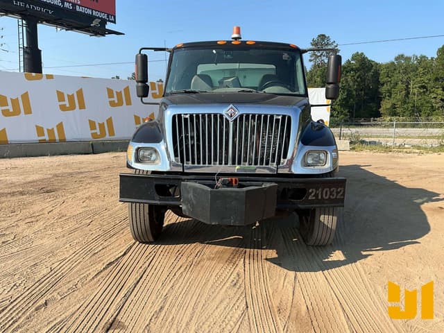 Image of International 7300 equipment image 1