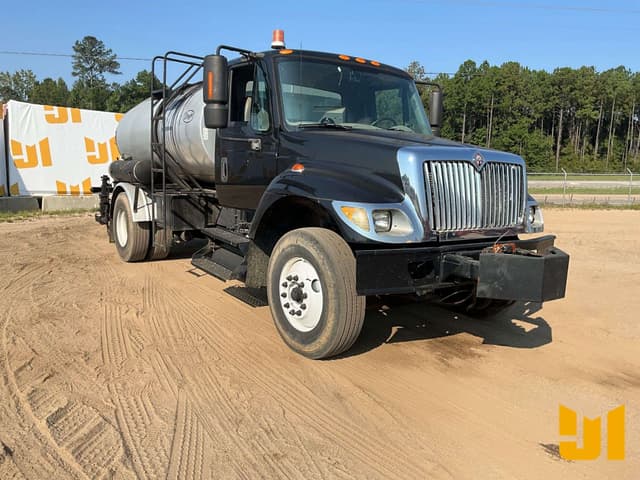 Image of International 7300 equipment image 2