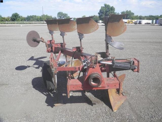 Image of International Harvester 140 equipment image 1