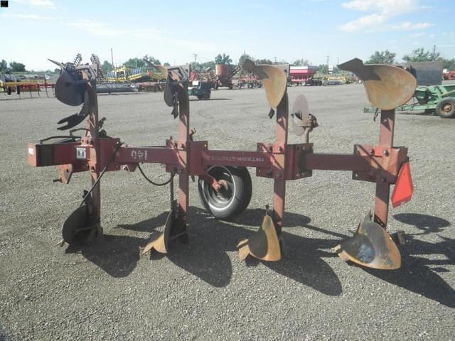 Image of International Harvester 140 equipment image 4
