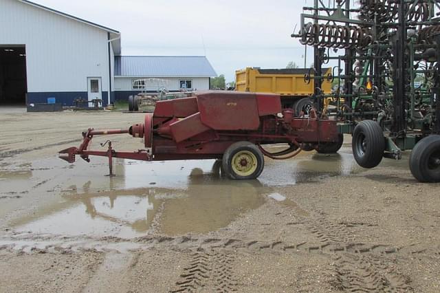 Image of New Holland 276 equipment image 3