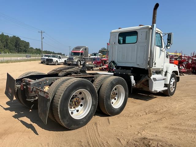 Image of Western Star 4700SF equipment image 4