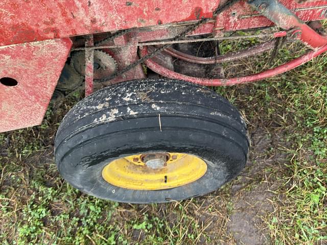 Image of New Holland Hayliner 315 equipment image 3