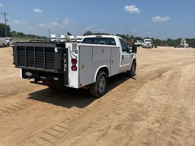 Image of Ford F-350 equipment image 4