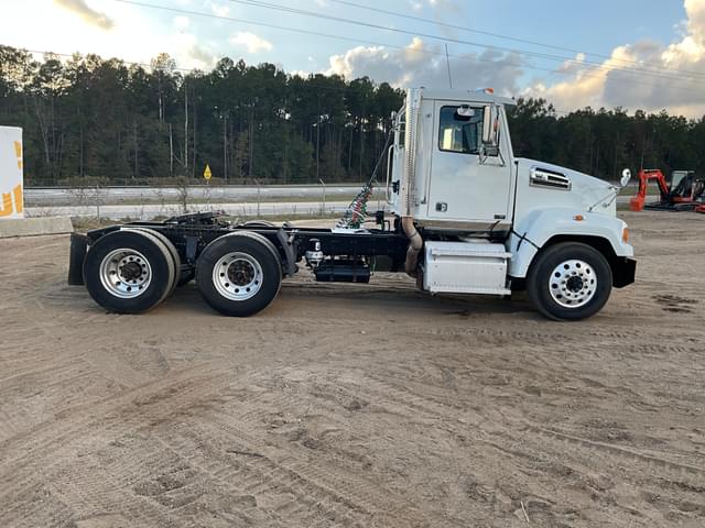 Image of Western Star 4700SF equipment image 3