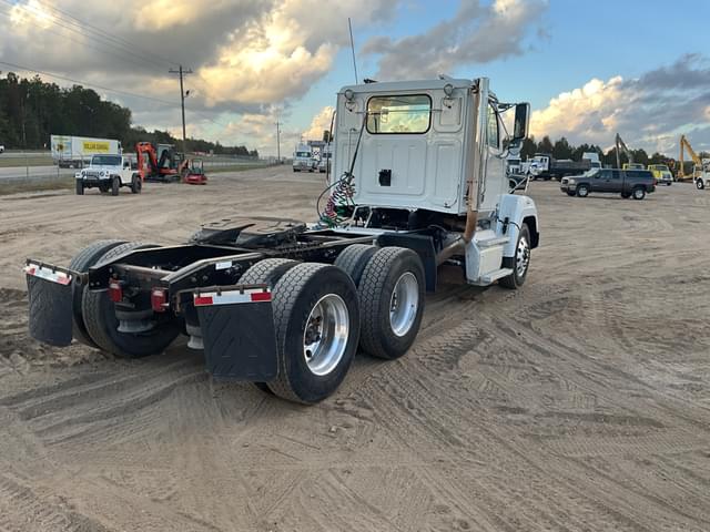 Image of Western Star 4700SF equipment image 4