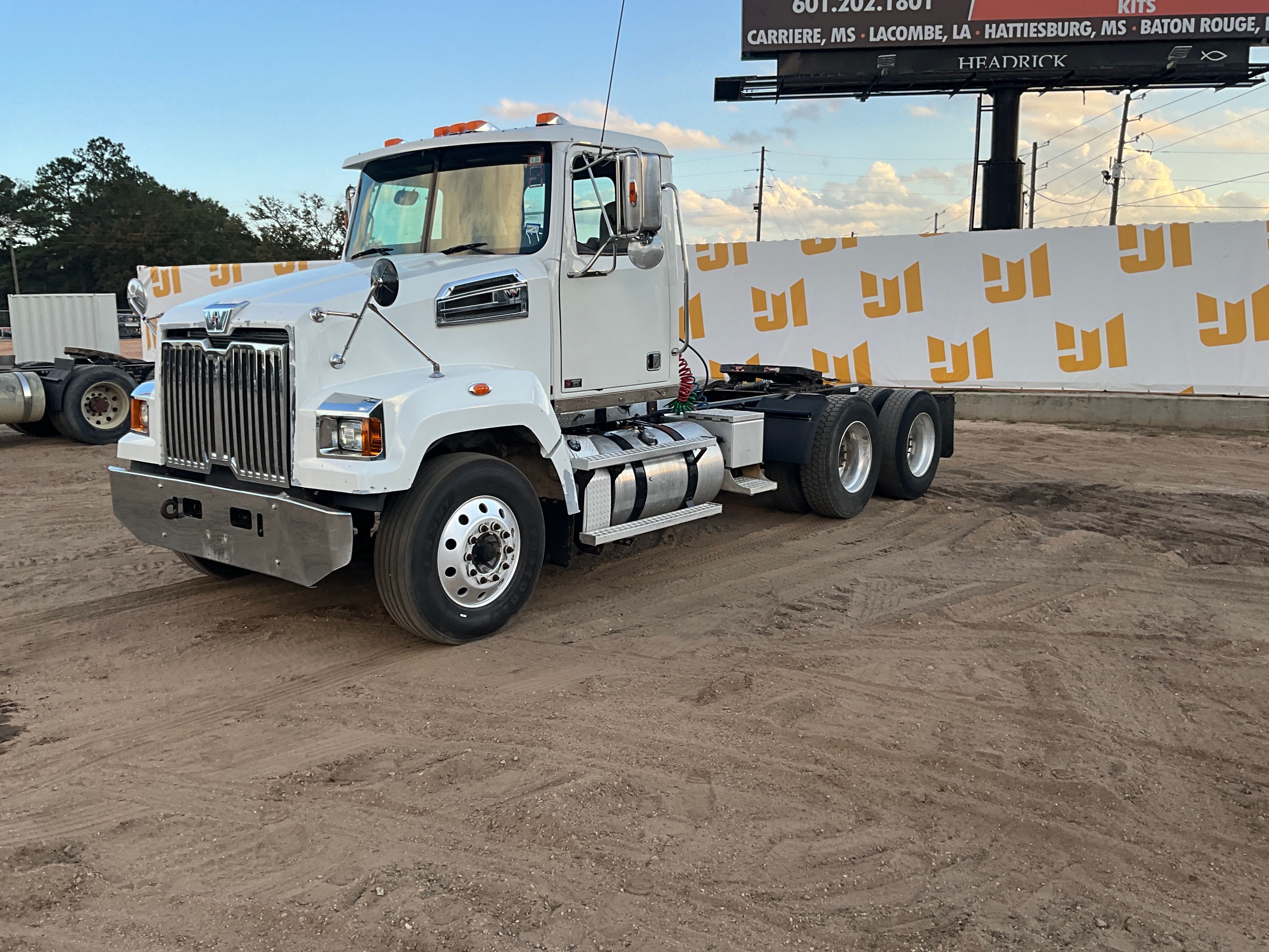 2017 Western Star 4700SF Equipment Image0