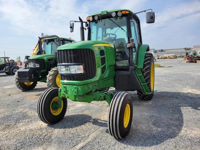 Image of John Deere 7330 equipment image 1