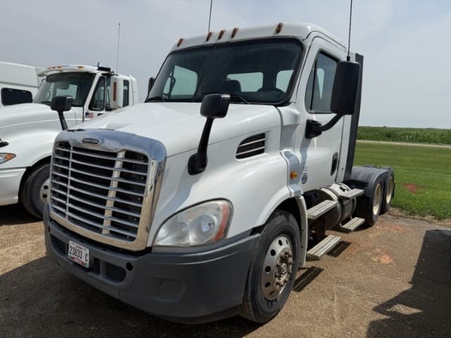 2014 Freightliner Cascadia Equipment Image0