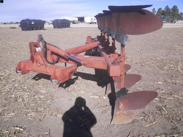 Image of International Harvester 165 equipment image 1