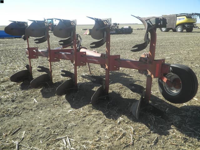 Image of International Harvester 165 equipment image 3