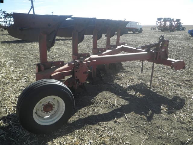 Image of International Harvester 165 equipment image 2