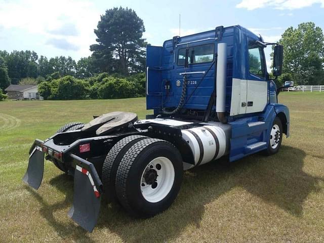 Image of Volvo VNL42T300 equipment image 2