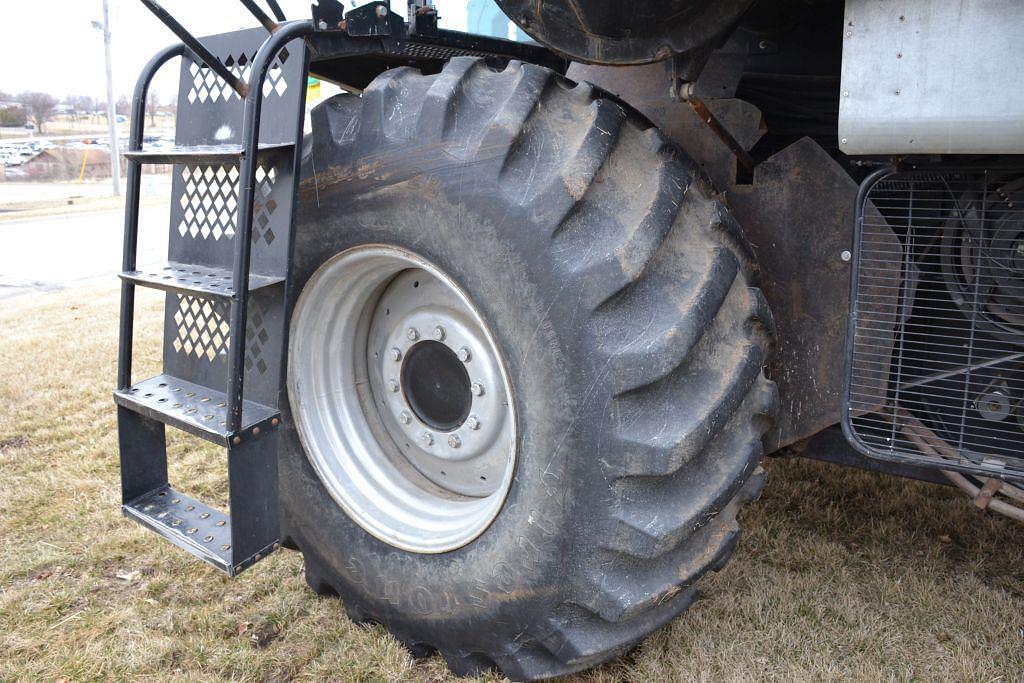 Main image Gleaner R62 8