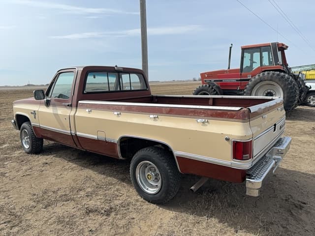 Image of Chevrolet Silverado 10 equipment image 1