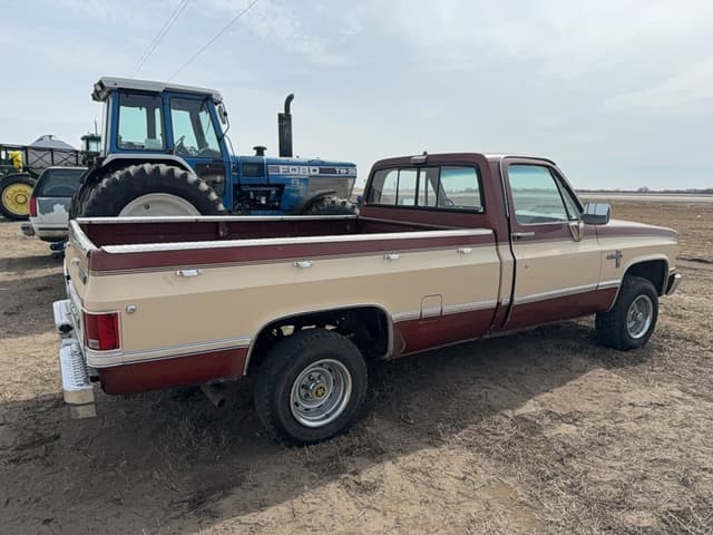 Image of Chevrolet Silverado 10 equipment image 3