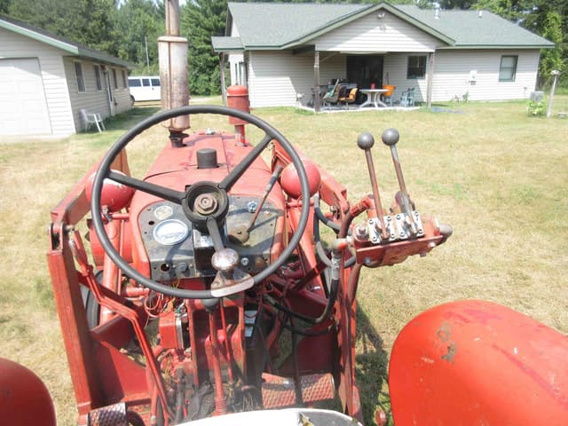 Image of International Harvester 504 equipment image 4