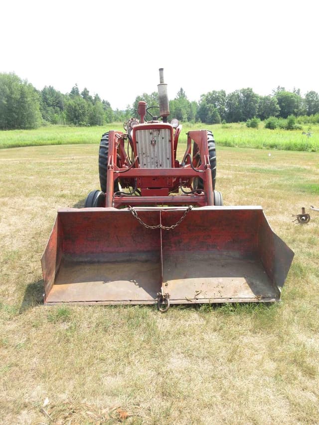 Image of International Harvester 504 equipment image 1