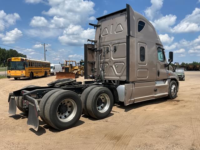 Image of Freightliner Cascadia equipment image 4