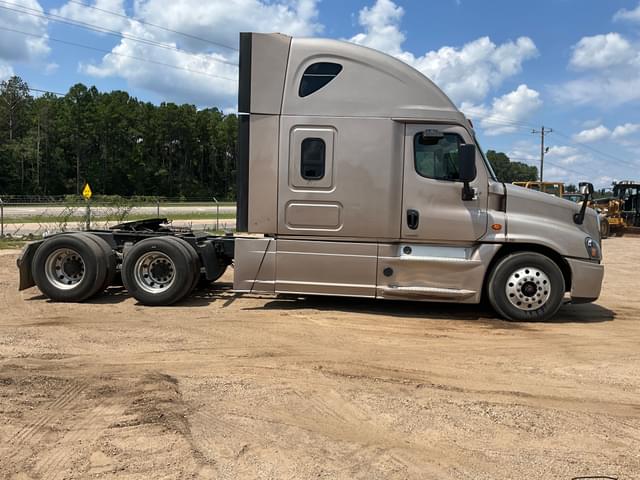 Image of Freightliner Cascadia equipment image 3