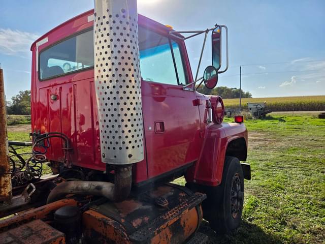 Image of Ford L9000 equipment image 2