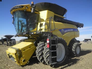 Main image New Holland CR8.90