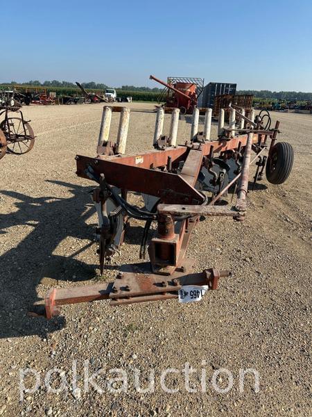 Image of International Harvester 710 equipment image 1