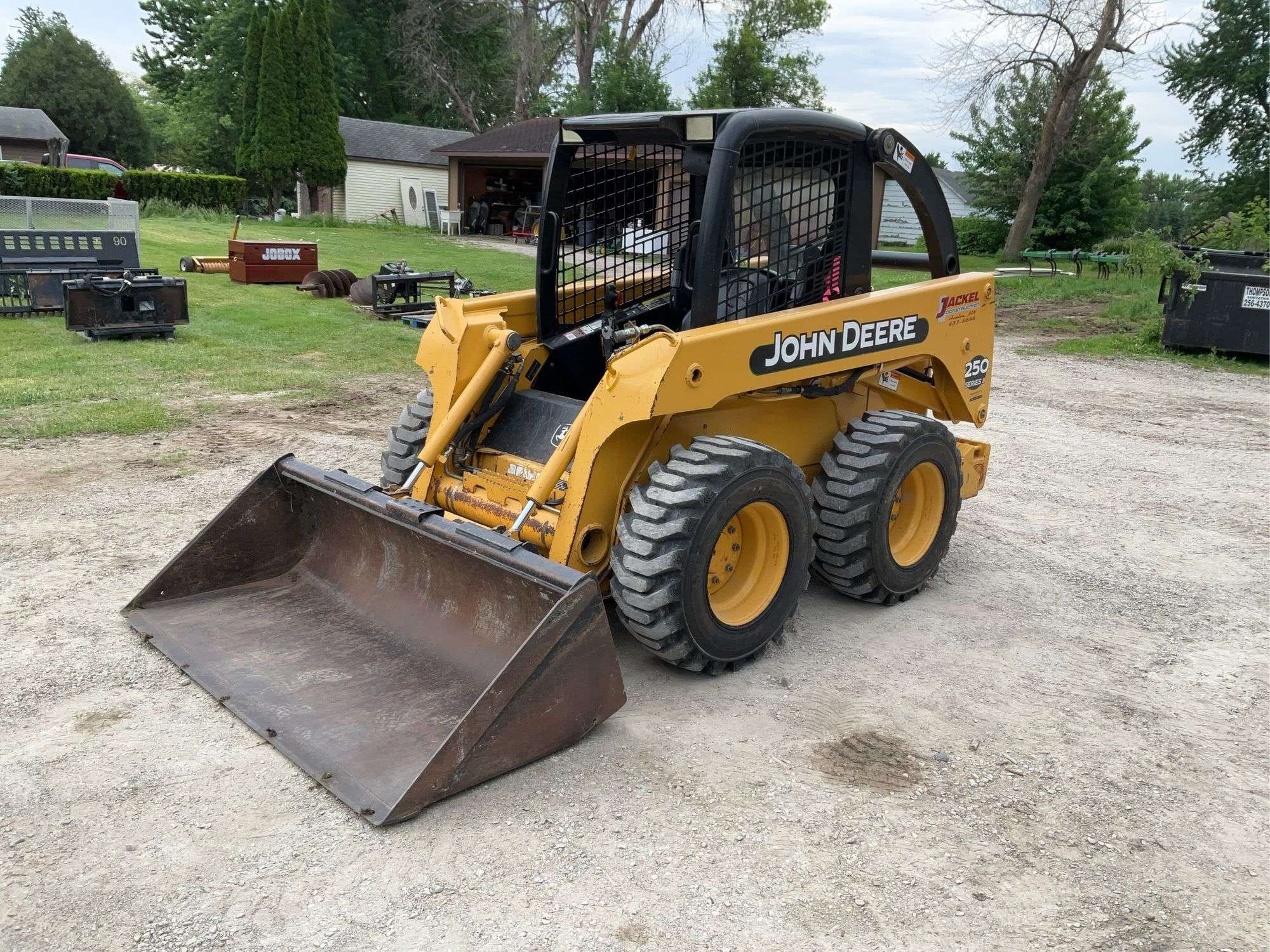 2003 John Deere 250 Series II Equipment Image0