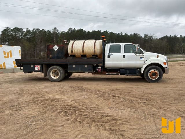 Image of Ford F-750 equipment image 3