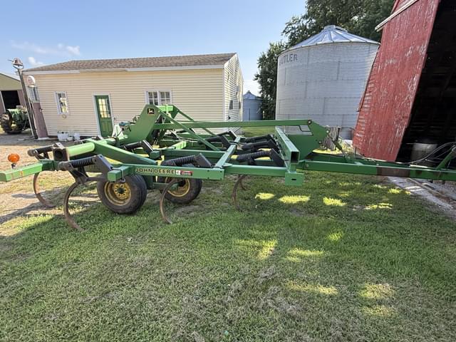 Image of John Deere 680 equipment image 1