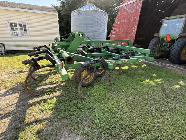 Image of John Deere 680 equipment image 2