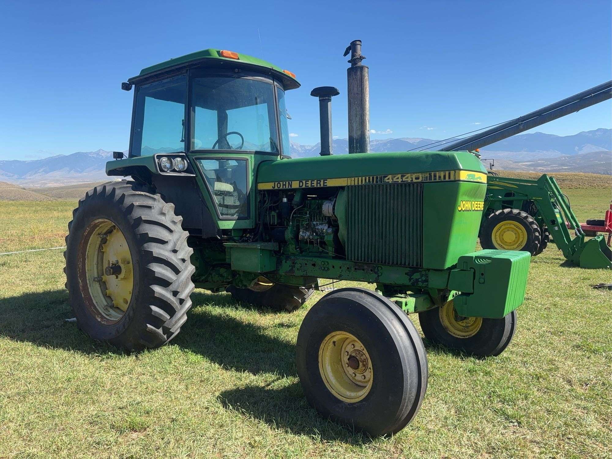 John Deere 4440 Equipment Image0