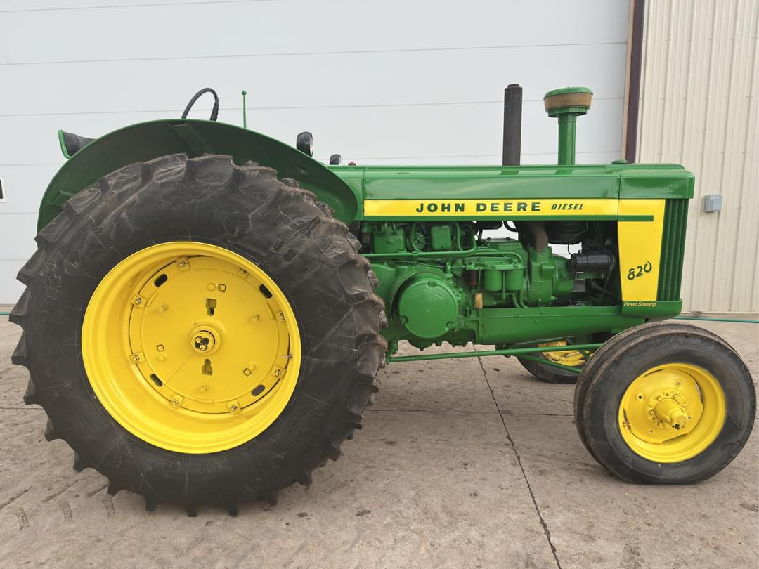 Image of John Deere 820 Primary image