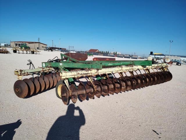 Image of John Deere 340 equipment image 1