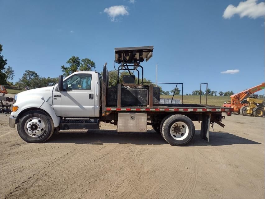 2015 Ford F-650 Equipment Image0