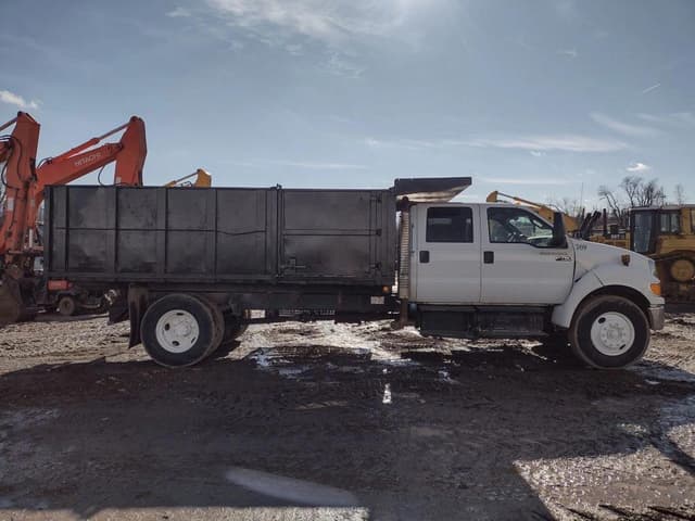 Image of Ford F-750 equipment image 2