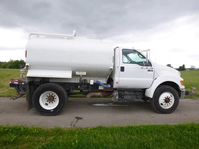 Image of Ford F-750 equipment image 2