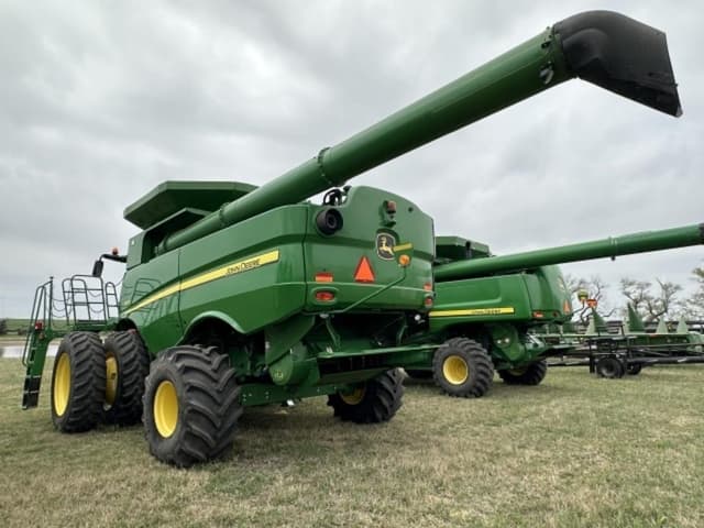Image of John Deere S670 equipment image 2