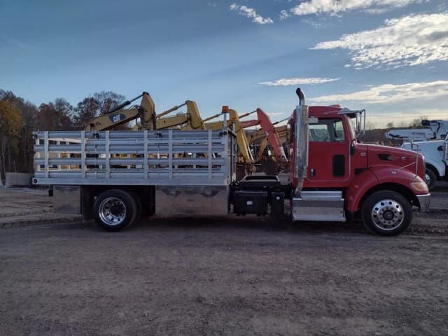 Image of Peterbilt 330 equipment image 2