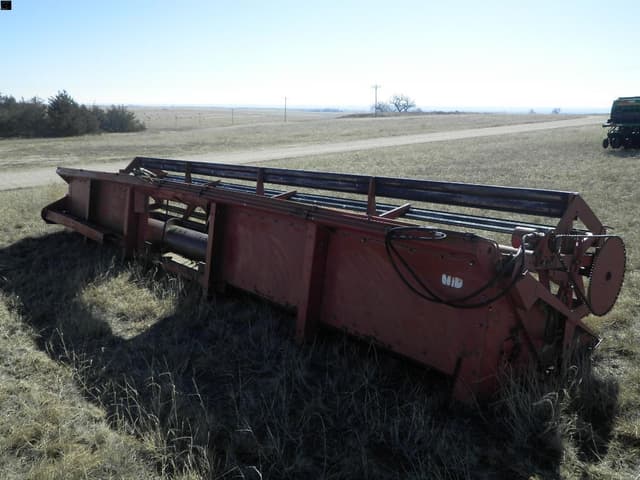 Image of International Harvester 810 equipment image 2