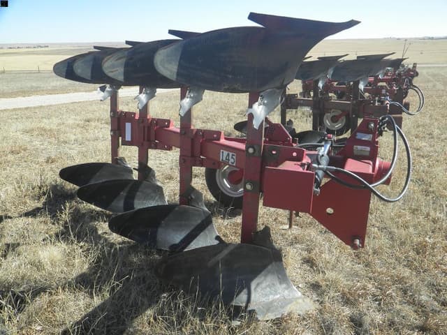 Image of International Harvester 145 equipment image 1