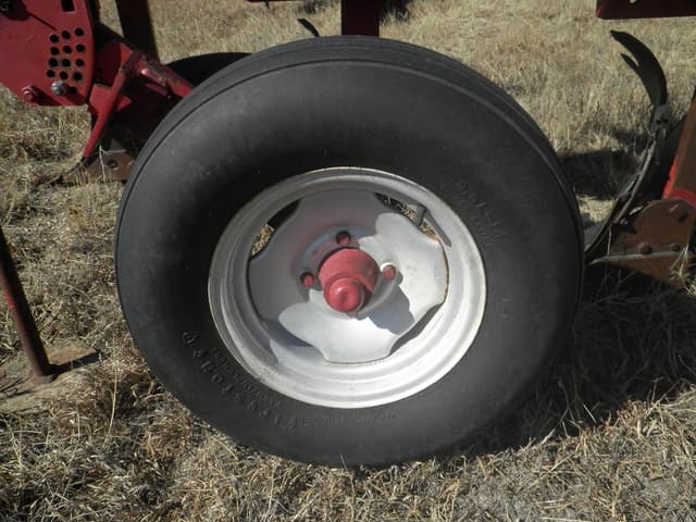 Image of International Harvester 145 equipment image 4