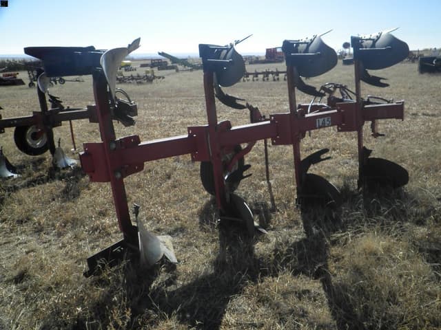 Image of International Harvester 145 equipment image 2