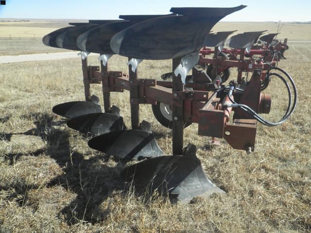 Image of International Harvester 140 equipment image 1