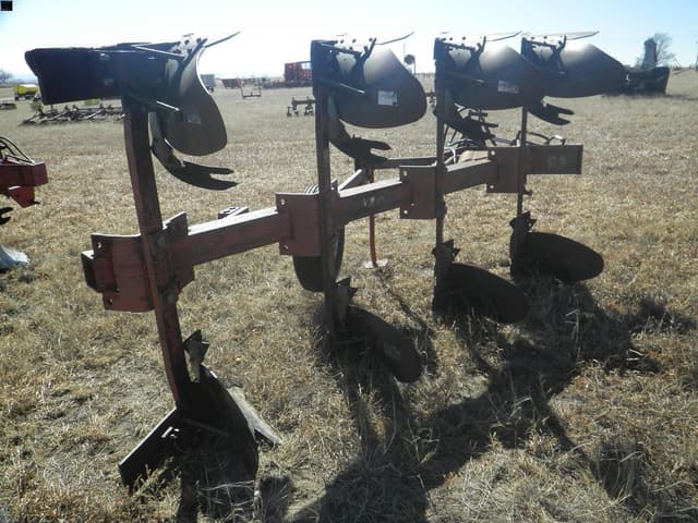 Image of International Harvester 140 equipment image 2