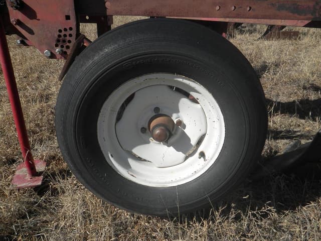 Image of International Harvester 140 equipment image 4