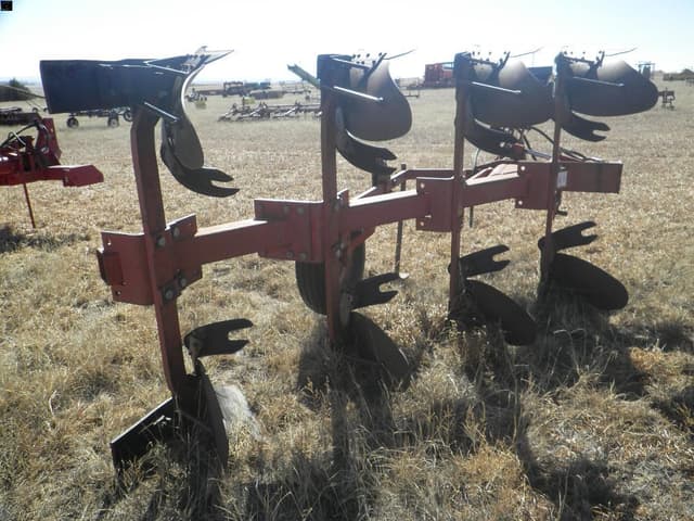 Image of International Harvester 140 equipment image 2