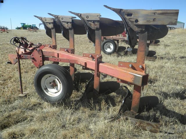Image of International Harvester 140 equipment image 3