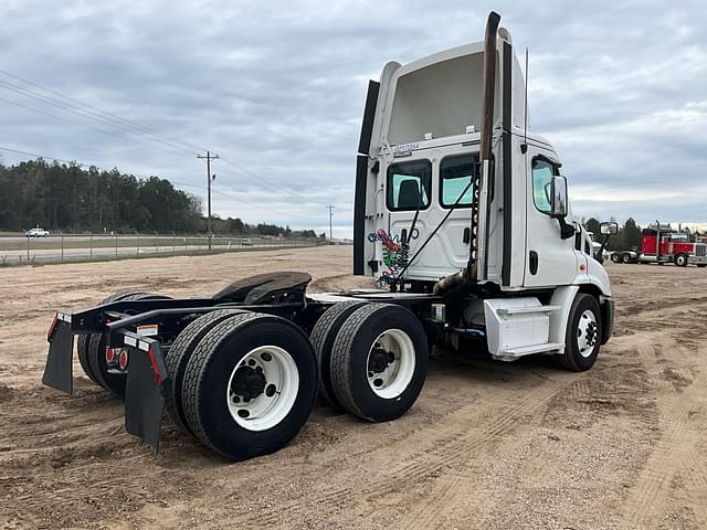 Image of Freightliner Cascadia equipment image 4