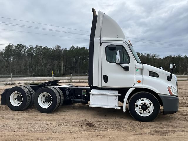 Image of Freightliner Cascadia equipment image 3